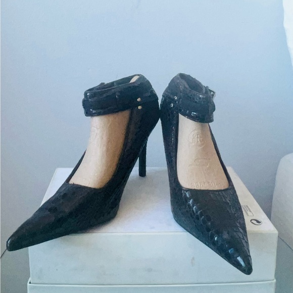 Shoes - NWOT Black faux crocodile pumps